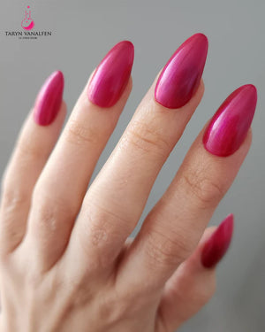 Light Elegance P+ Soak-Off Gel Polish 10 ml (I Lava You)