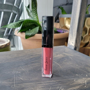 Rouge à lèvres liquide Velvet Trena Laine (Hustler) - ÉCONOMISEZ 35 %*